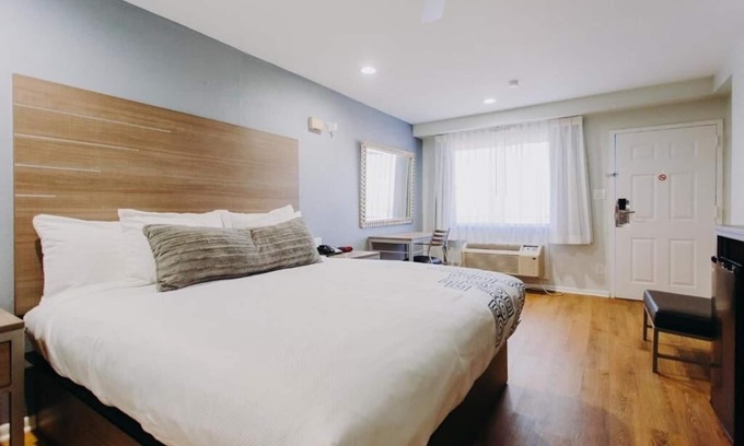 Clear Lake Shores Hotel | Cozy King Bed Room at Scottish Inn & Suites near Kemah