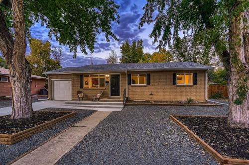 Alta Vista Area House | Spacious 5BR King Bed Suite with Firepit & Bike Access
