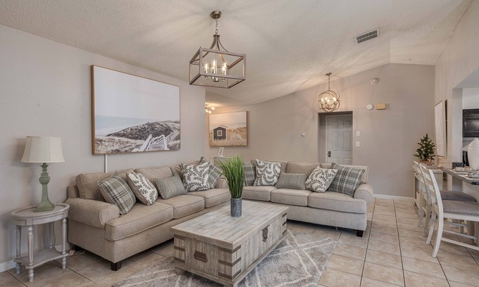 Auburndale House | Premium King Bed Suite with Hot Tub & Game Room Retreat