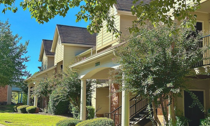 Hernando Apartment | KING BED W/POOL, Pet Friendly, Fitness Center, Seconds from INTERSTATE, FREE Parking