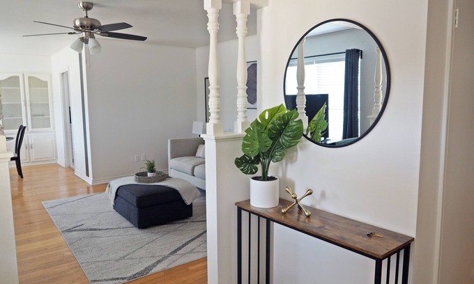 Oak Cliff House | Cozy Retreat: King Bed, Fast WiFi & Pet-Friendly Perks