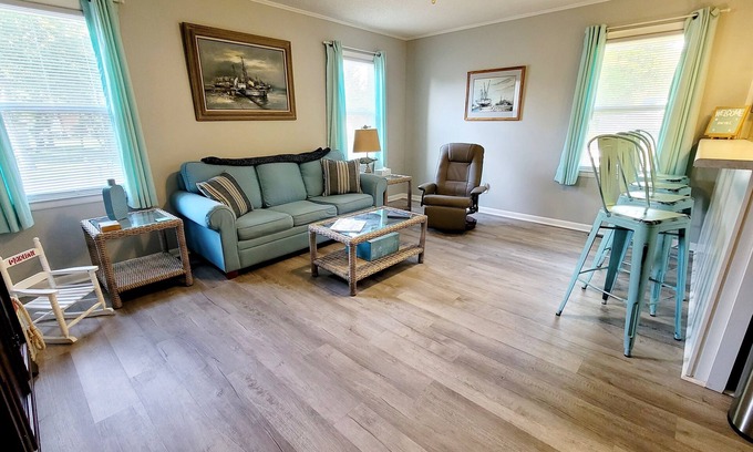Newport House | Ideal King Bed Retreat – Steps from Downtown Newport Fun
