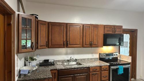 Irvington House | Cozy King Bed Villa with Private Bathroom for Families