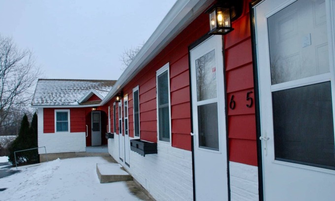 Mount Horeb Hotel | Ideal Getaway at The Little Village, 1 Bedroom King Suite