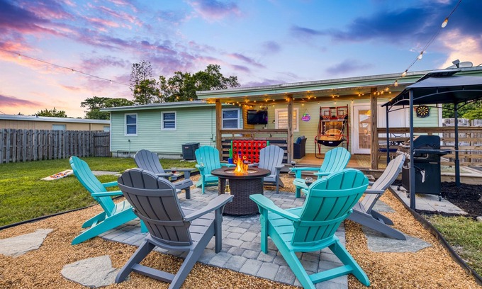North River Shores House | Cozy Beach-Town Escape with Outdoor Patio & King Bed