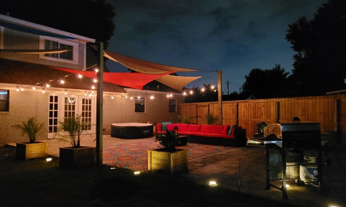 Nassau Bay House | Experience King Beds, Hot Tub & Arcade Near NASA in Kemah
