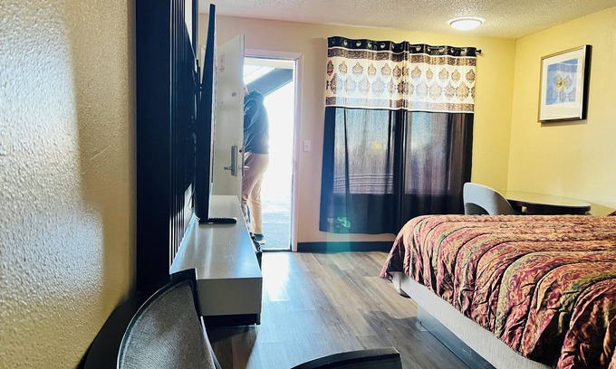 Pasco Hotel | Budget-Friendly Knights Inn Pasco: Family & Accessible Amenities