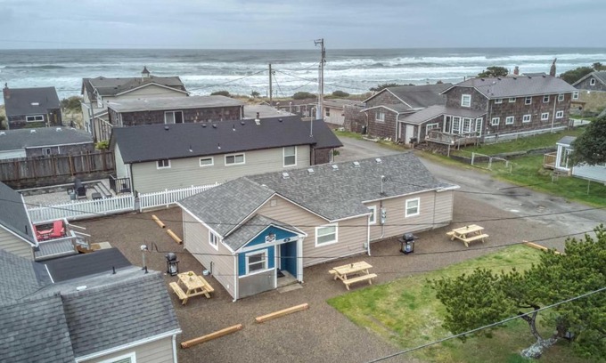 Rockaway Beach House | Pet-Friendly King Crab Retreat with Breakfast & Family Fun