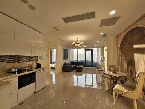 Saburtalo Apartment | King David Two-Bedroom Getaway: Family and Pet Friendly