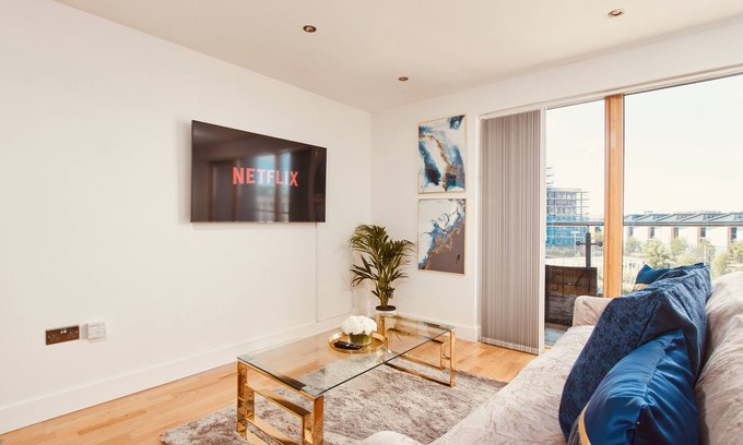 Leeds Apartment | King Deluxe City Apt: Balcony Views & Free Parking Awaits