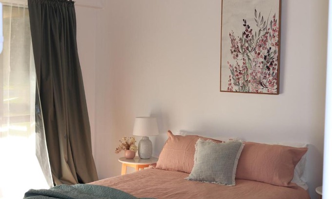 Edi House | Family-Friendly Retreat at King Edi Cottage with Kitchen