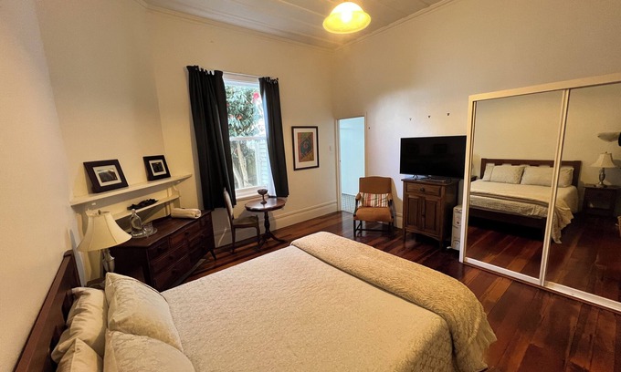 Epsom Villa | Vintage Queen En-suite Room in Beautifully Decorated Epsom