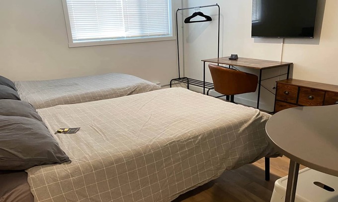 Clairmont Apartment | Modern King Executive Suite with Kitchenette for Families