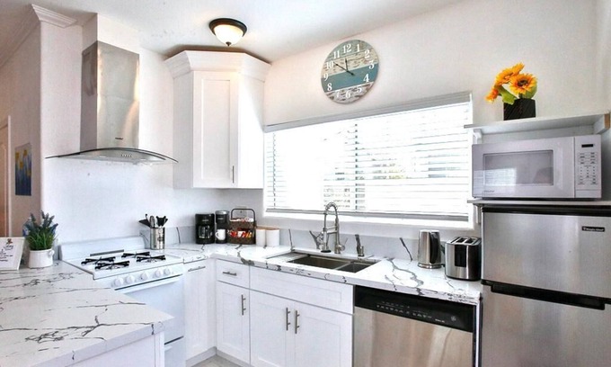 El Camino Village Cottage | King Garden Suite: Ideal for Families & Just Minutes from Beach