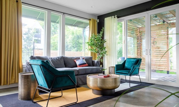East Cesar Chavez House | Modern King Kasa 6 Bedroom - Steps to Rainey St. Fun