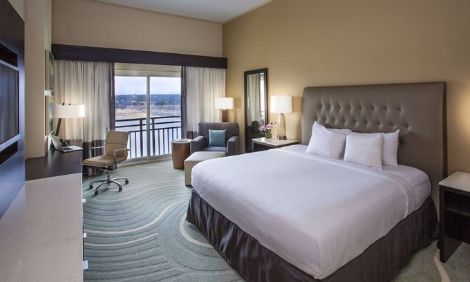 Lakeway Hotel | Relaxing King Lakeview Room with Balcony at Lakeway Resort