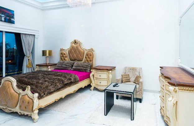 Santeo House | Discover King Larrison's Villa: Family-Friendly with Pool