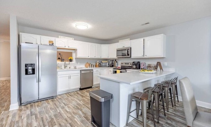 Osage House | Premier King Master Suite Near WVU with Pool & Spa