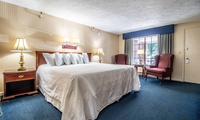Ogunquit Cabin | Elegant King Room with Pool and Breakfast Amenities