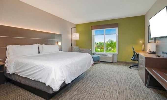 Apopka Apartment | King Room Near Boston Lobster Feast ORL