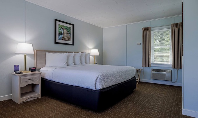Bar Harbor Hotel | Indulge in a King Room with Breakfast Included