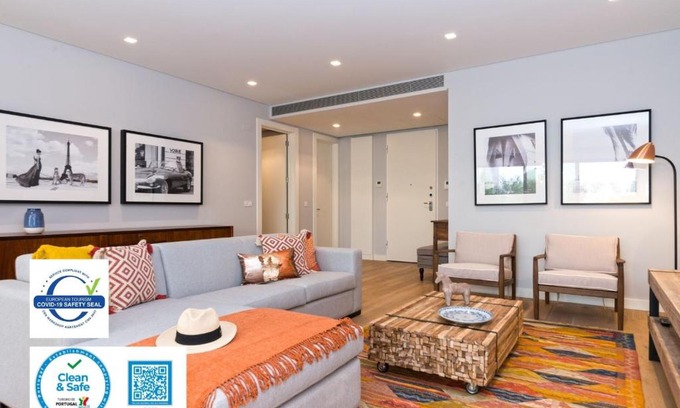 Cascais Apartment | Elegant King's Cascais Apartment with Oceanfront Views