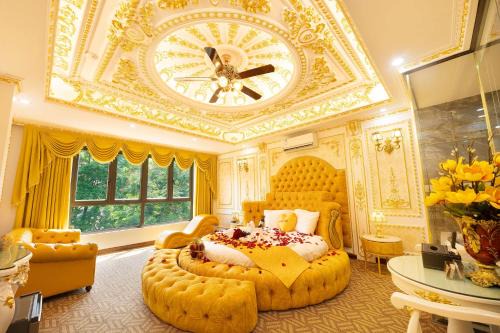 Hoang Mai Hotel | Discover Comfort at King's Hotel Linh Đàm with Hot Tub & Breakfast