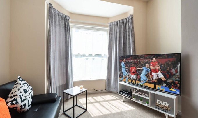 Hull House | Family-Friendly Stay at King's Palace By Jesouth