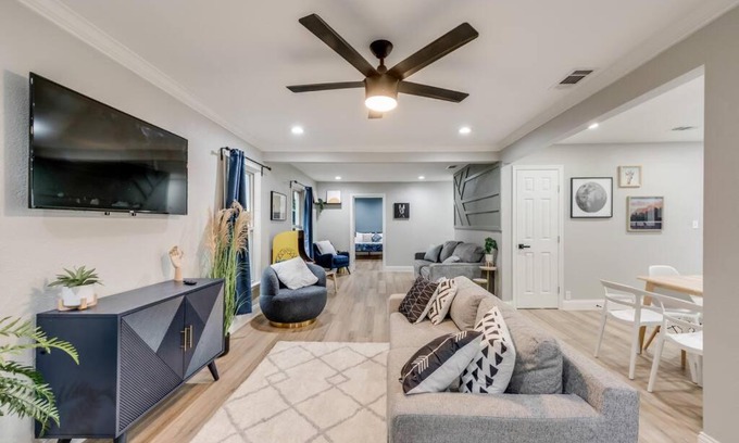 Original Town House | King Self Check-In: Family-Friendly with BBQ & 4 TVs