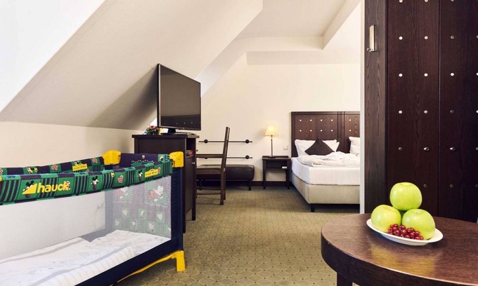 Lutherstadt Wittenberg House | Family Room with King-Size Bed at Best Western Soibelmanns