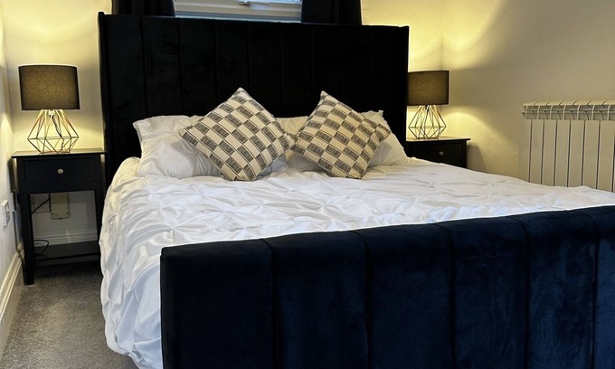 Colchester Apartment | Cozy King Size Bed Apartment Steps from Town Center