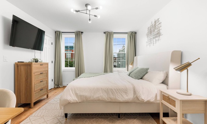 North Philadelphia House | Modern Retreat with King Size Bed Near Eateries & Transit