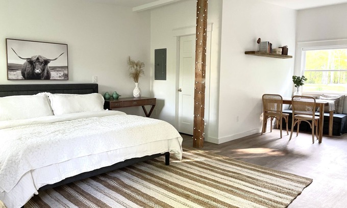 Topsham Apartment | Sweet Retreat with King Size Bed on Winter Street