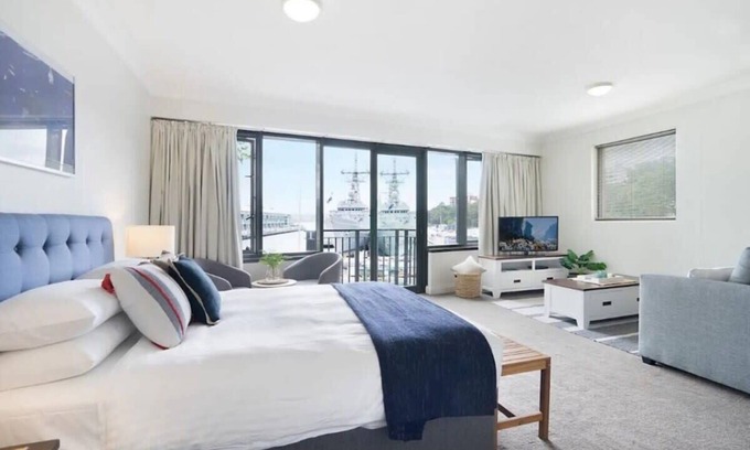 Woolloomooloo Apartment | Water View King Size Studio Steps from the City Life
