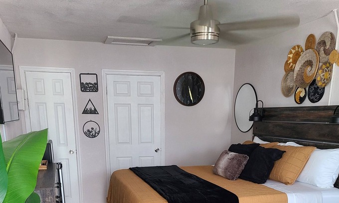 Bryant House | Cozy King Size Studio by Lake Okeechobee - Pet Friendly Stay