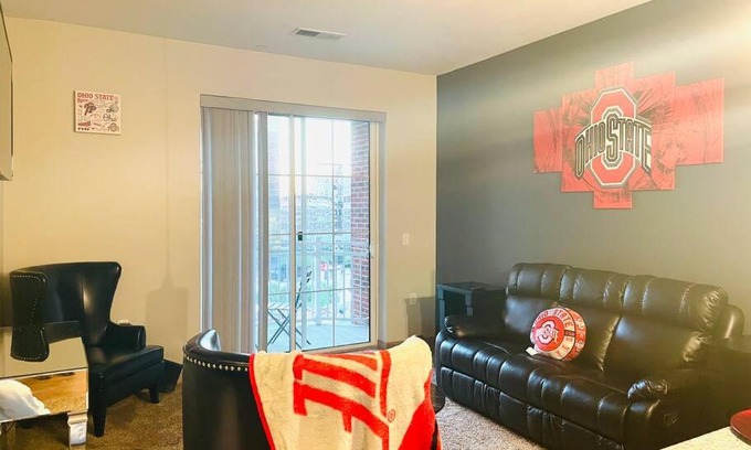 Uptown District Apartment | Pet-Friendly King Size Room with OSU Theme Near Pool!