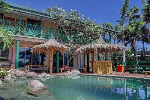 Honiara Hotel | Relax at King Solomon Hotel: Family-Friendly with Pool Access