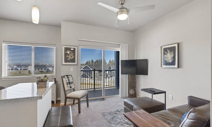 West Des Moines Apartment | King Studio: Comfort with Pet-Friendly Amenities and Pool