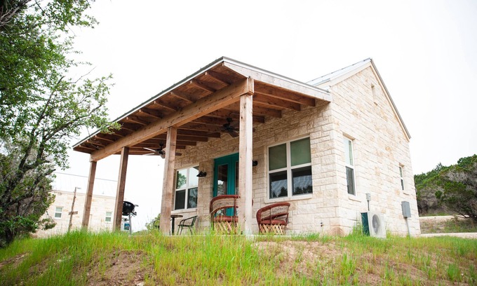 Dripping Springs House | Beautiful King Studio Casita with Spa & Pool at Willie