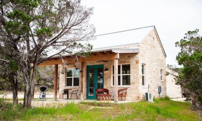 Dripping Springs House | Pet-Friendly King Studio Casita with Pool & Spa Access