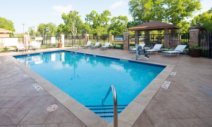 Lake Jackson Apartment | King Studio: Enjoy Free Breakfast & Outdoor Pool Access