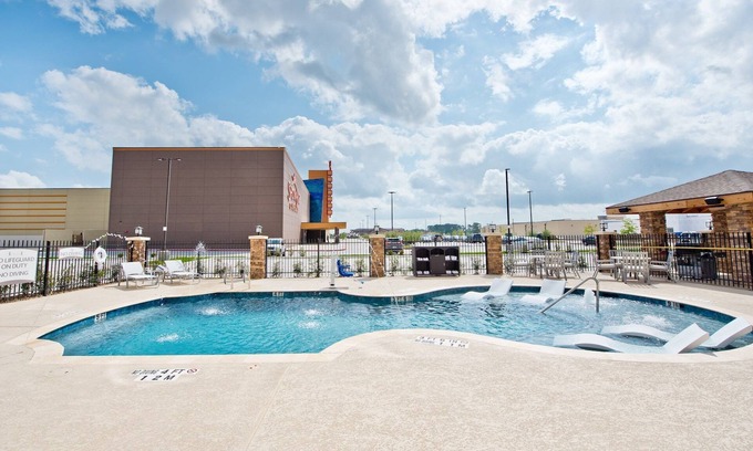 Humble Apartment | King Studio: Enjoy Free Breakfast, Pool & Gym Access!