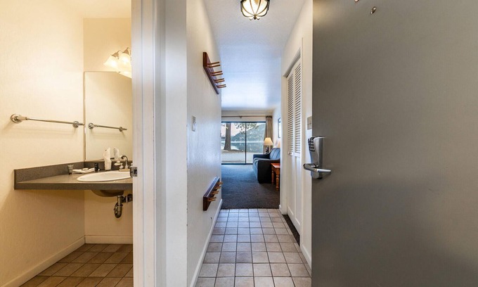 Truckee Condo | Lake View Studio: Ground Floor with Kitchen & Breakfast