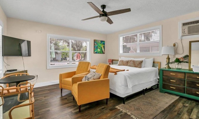 Safety Harbor Hotel | Premier King DT Safety Harbor: Pet-Friendly & Spa Amenities