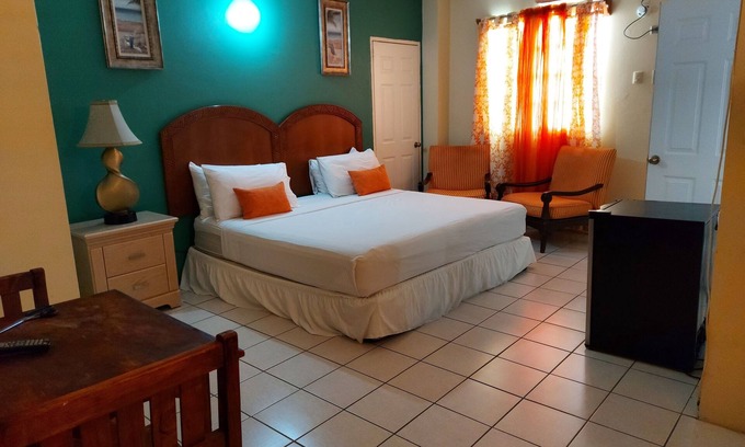 Scarborough Hotel | Comfortable King Suite at Bellissimo with Breakfast Included