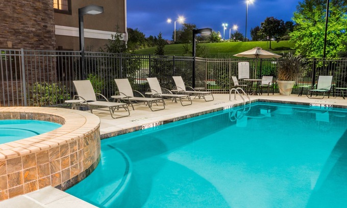 Independence Condo | King Suite with Free Breakfast & Outdoor Pool Near Centerpoint