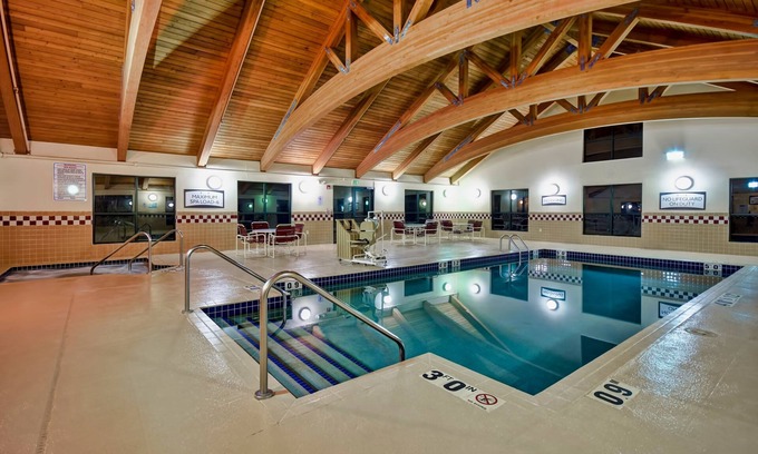 Middleton Condo | King Suite with Free Breakfast, Pool, and Hot Tub Access