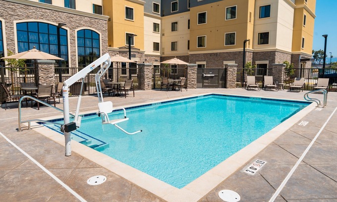Newark Apartment | Spacious King Suite with Pool & Free Breakfast Near Zoo