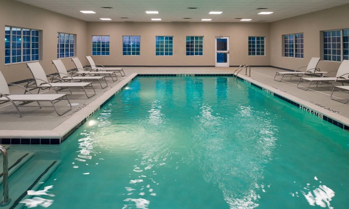 Pecos Condo | King Suite with Pool and Free Breakfast for Your Getaway