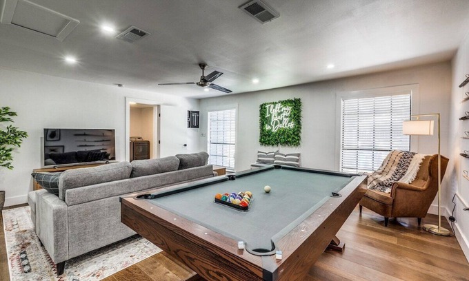 Dallas House | King Suite with Game Room - Perfect for Family Fun!